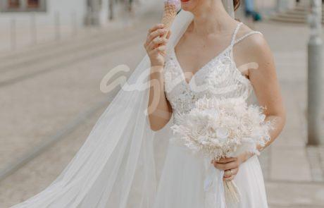 studioagnes_svatebni-saty-krajkove-spagetova-raminka-vystrih-v-tylova-splyvava-sukne-svatba-v-kostele-prirode-LONDYN_4_web